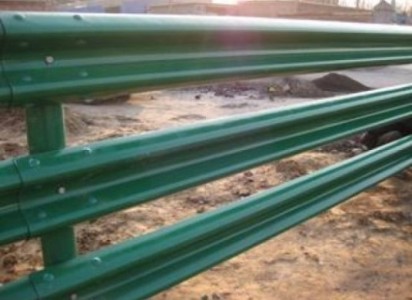 危險(xiǎn)地段裝三層護(hù)欄板